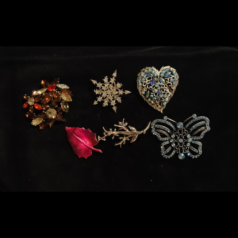 Brooches and pins assorted